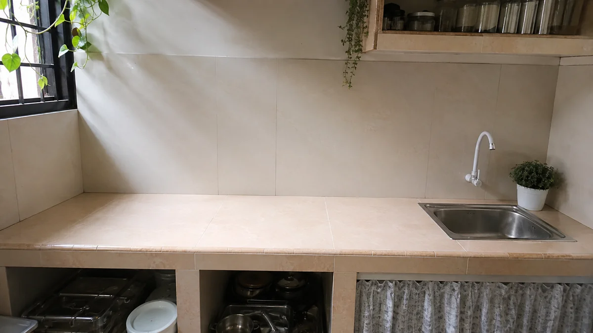 1. Kosongkan dulu permukaan meja dapur