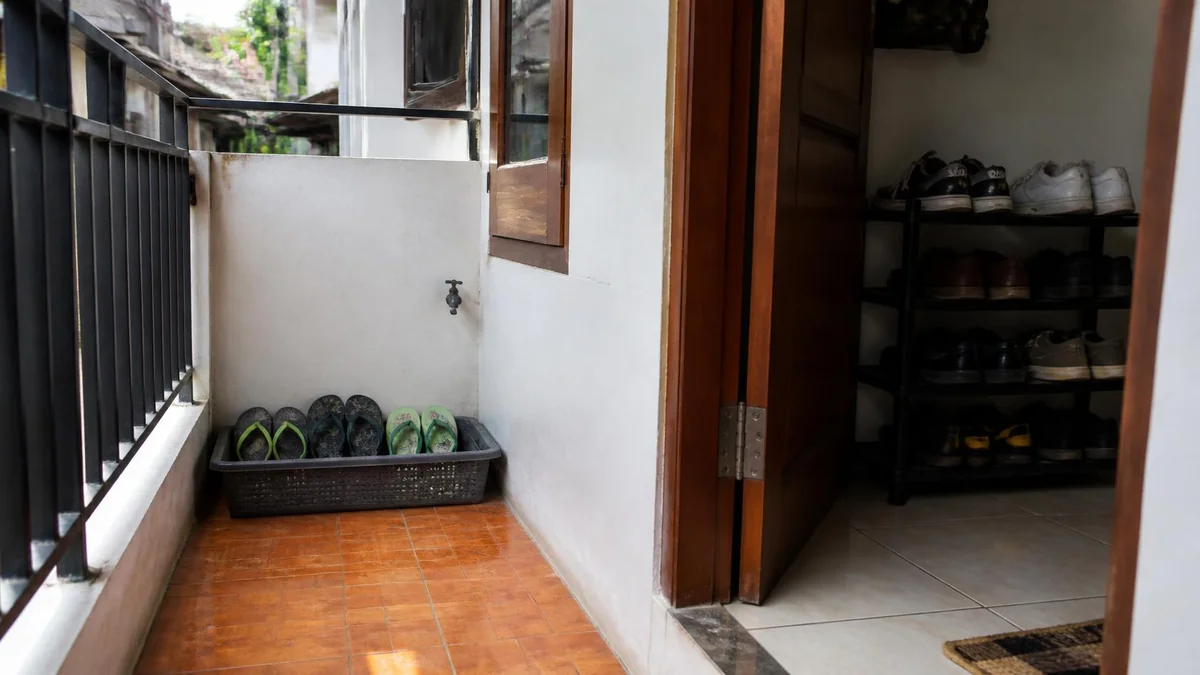 Teras sempit dan terbuka