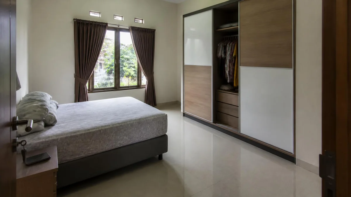 Sisakan Area Berdiri di Depan Lemari