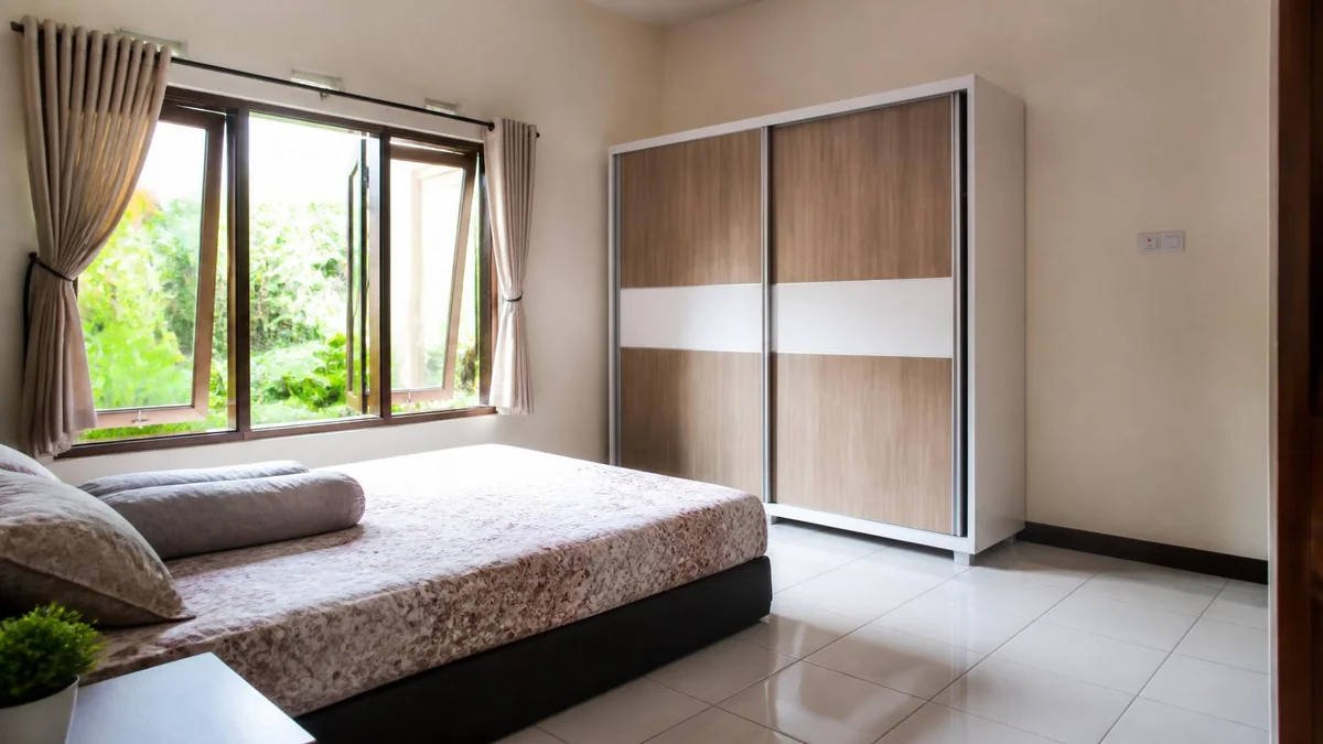 Kamar dengan jendela rendah atau dinding lembap