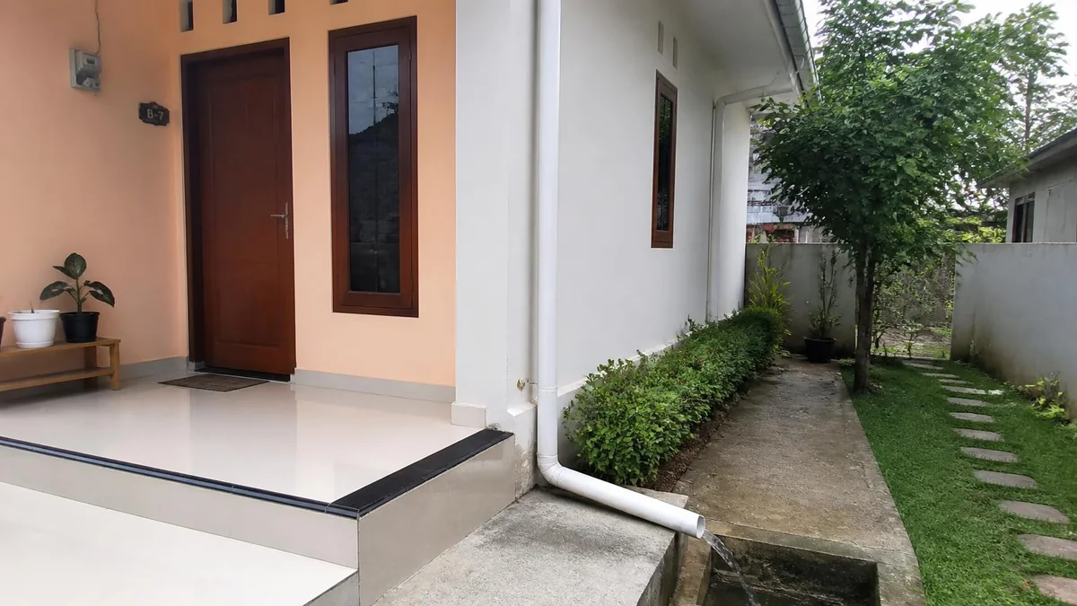 Arahkan Pembuangan Menjauh dari Pintu dan Jalur Berjalan