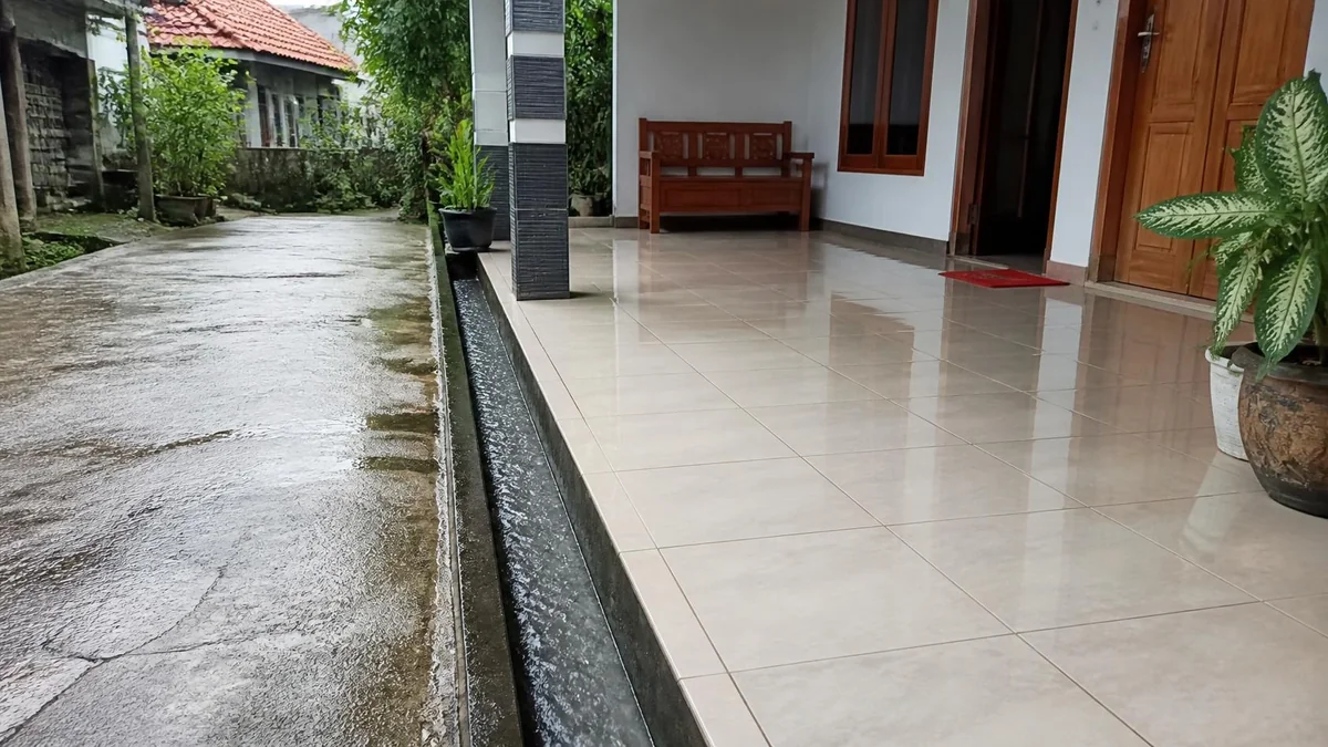 Cara Membuat Drainase Teras agar Air Hujan Tidak Masuk ke Rumah