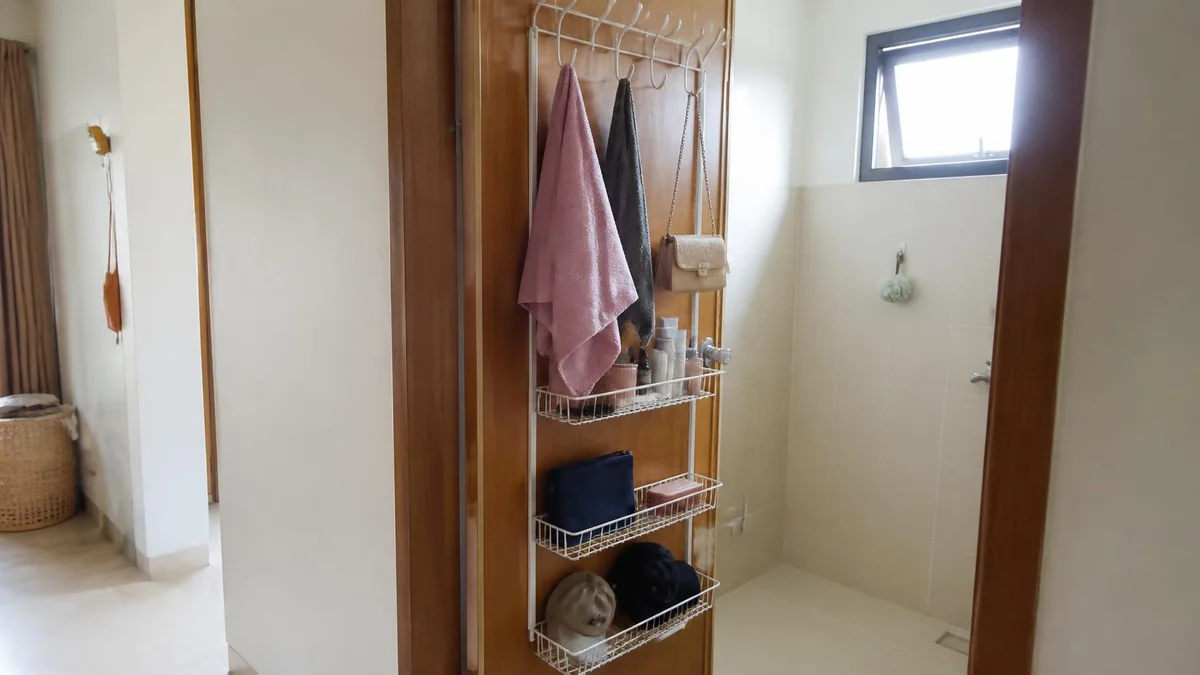 Cara Menata Barang di Balik Pintu agar Rumah Sempit Lebih Efisien