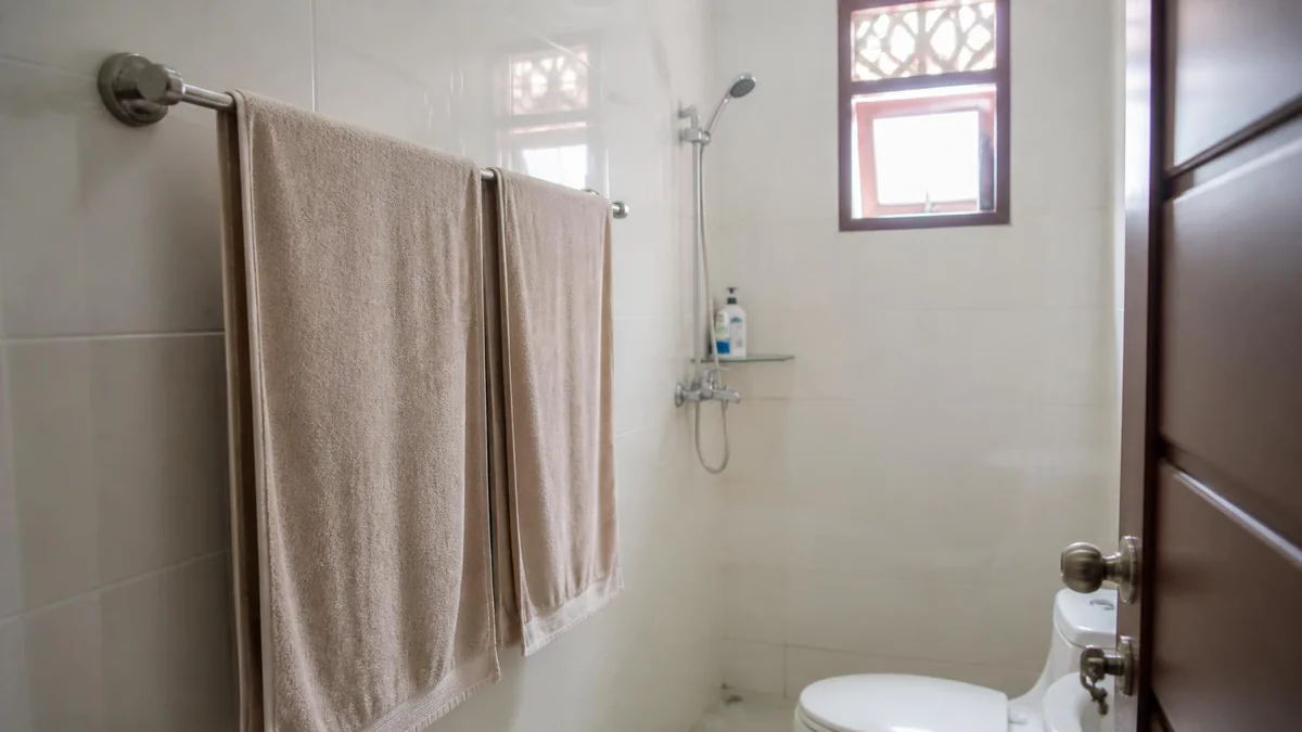 Cara Menata Handuk di Kamar Mandi Kecil agar Cepat Kering