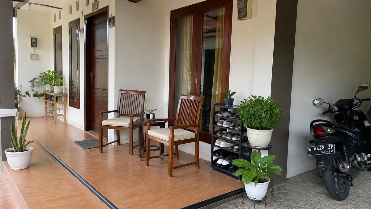 Cara Menata Teras Kecil agar Nyaman untuk Duduk tanpa Terasa Penuh