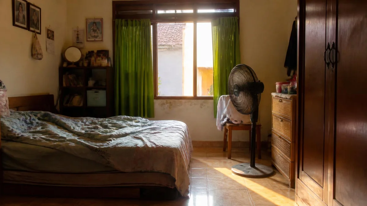Kenapa kipas sudah menyala tetapi kamar masih terasa panas?