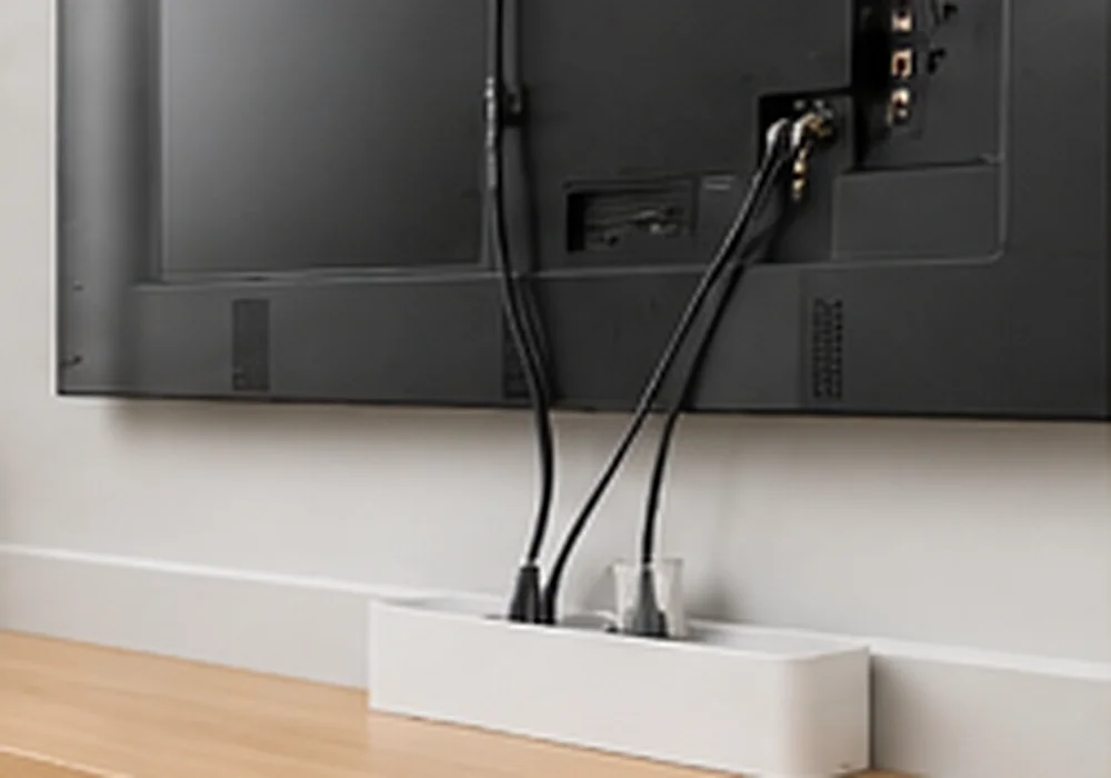 Kabel TV dirapikan agar area hiburan terlihat bersih — contoh untuk langkah 2